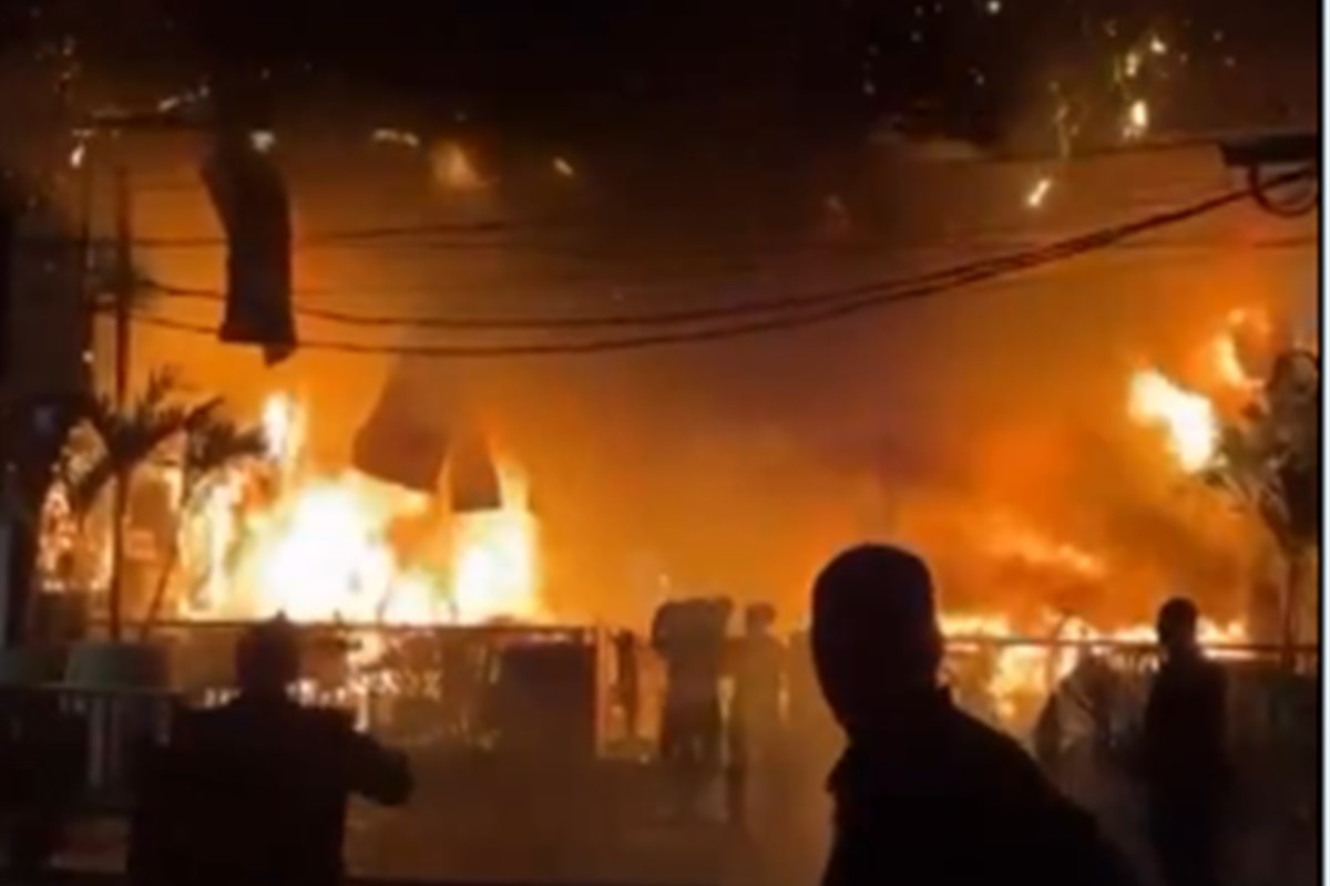 Incêndio de grandes proporções atinge bar na Barra da Tijuca, no Rio