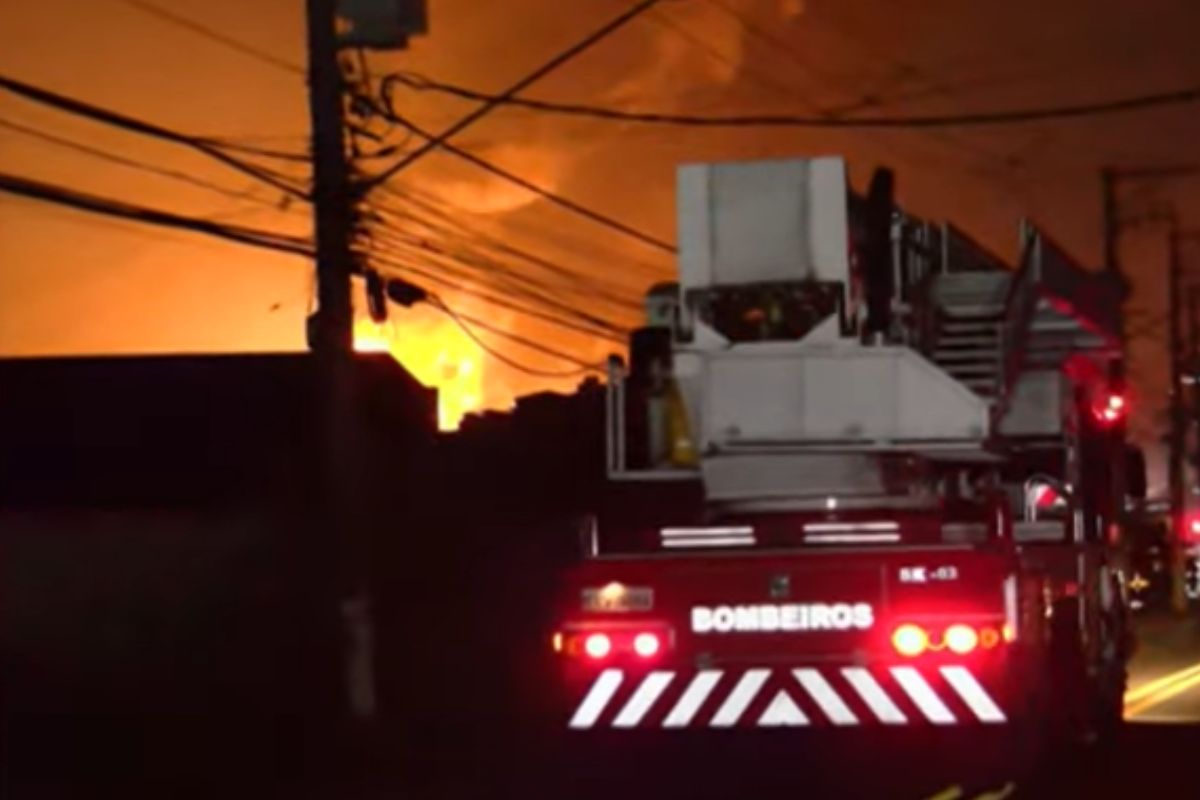 Imagem vinculada ao feed original: Após 15 horas, incêndio em fábrica ainda mobiliza 79 bombeiros