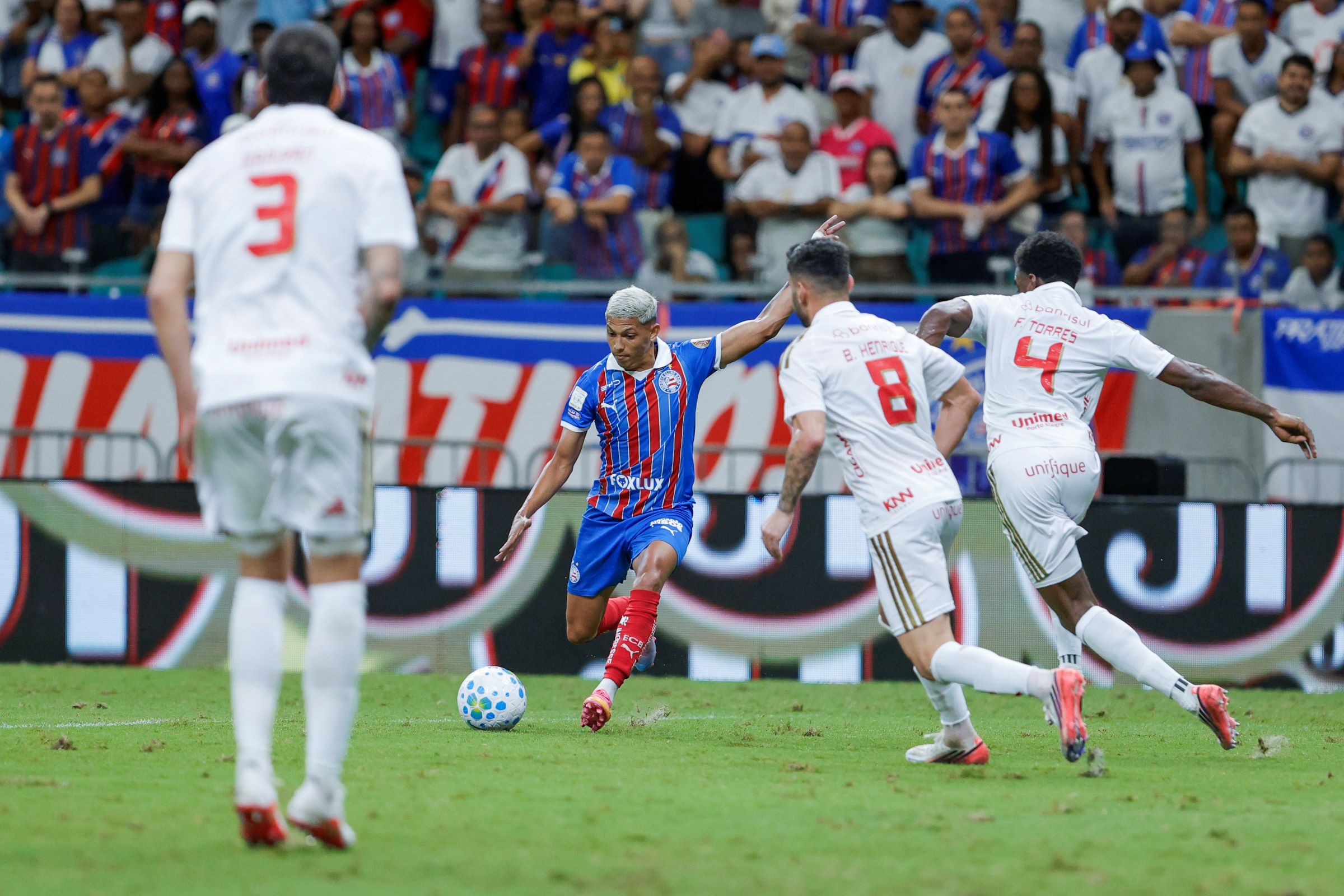 Bahia derrota o Internacional de virada e entra no G-5 do Brasileirão