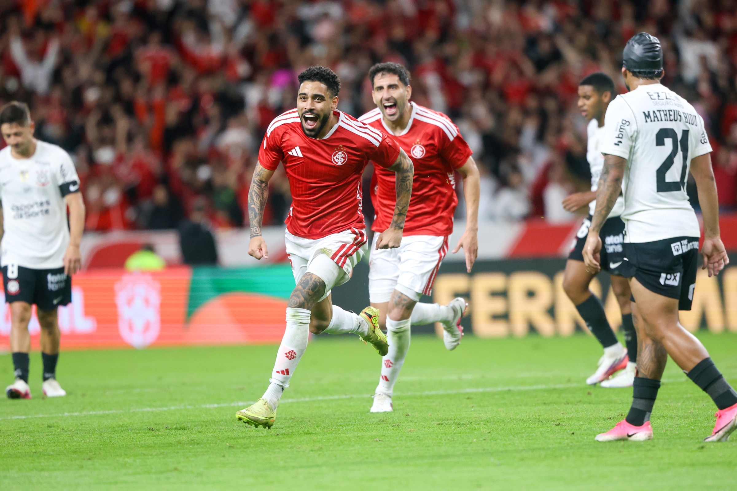 Internacional supera Corinthians e avança na Copa do Brasil com vitória convincente
