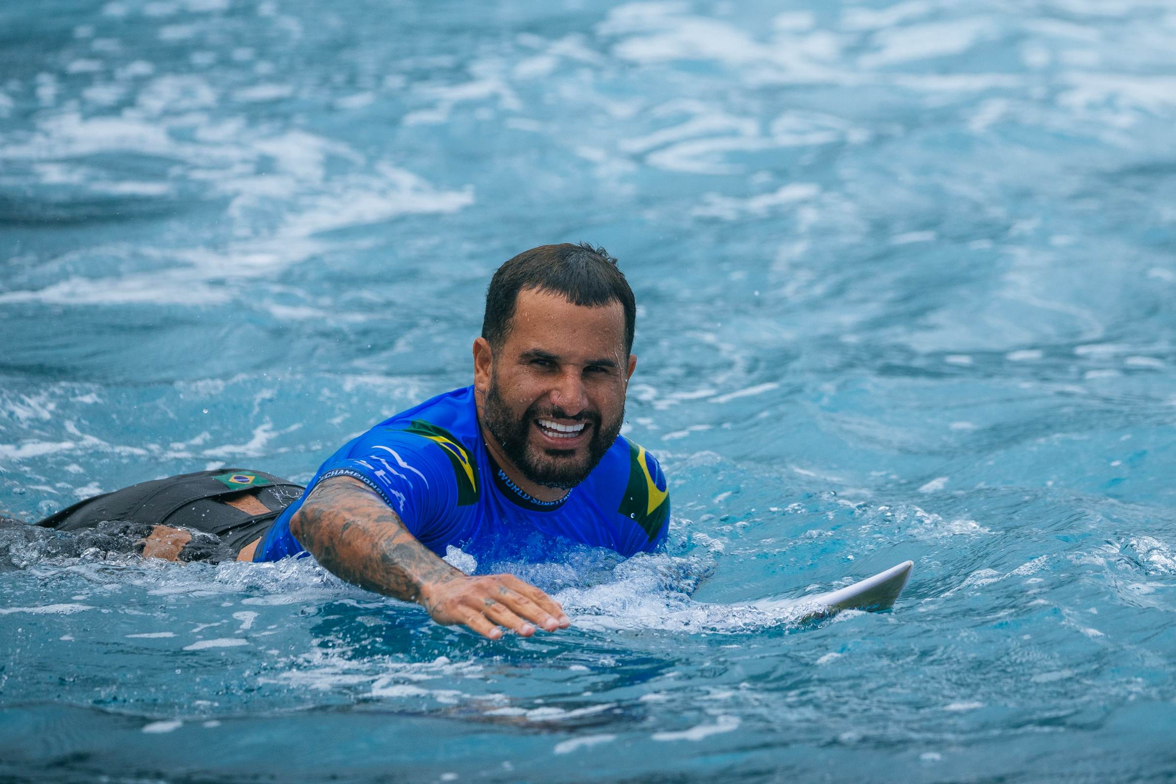 Ítalo Ferreira leva cinco pontos no nariz após acidente com prancha em Fiji