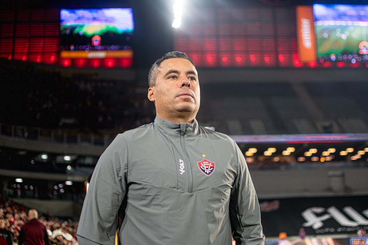 Jair Ventura aponta disparidade de investimentos e "cutuca" o Corinthians