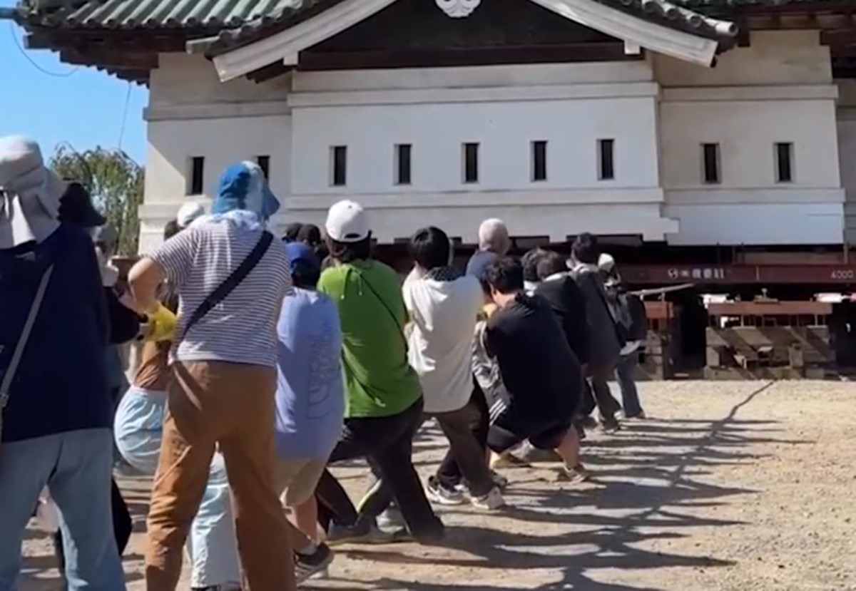 Japão recruta 1.800 pessoas para arrastar torre de castelo com cordas - QTU Questões do Universo