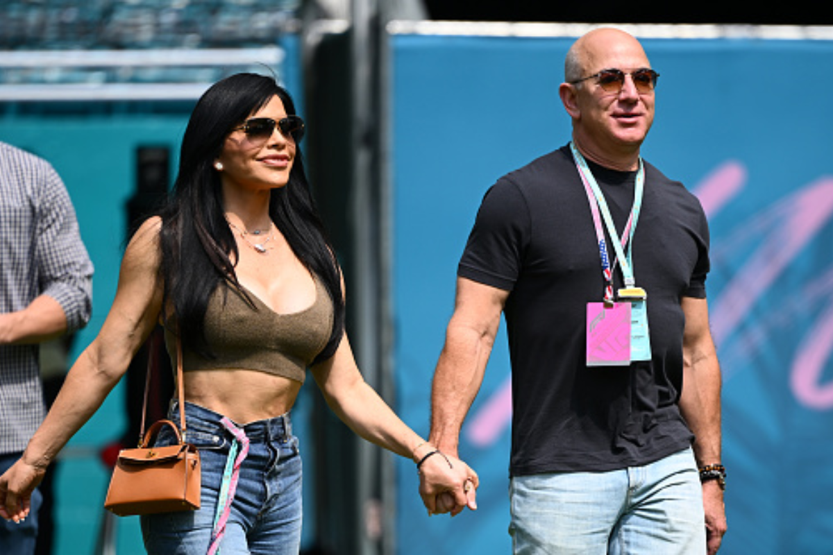 Jeff Bezos, bilionário, ao lado de sua atual esposa, Lauren Sáchez