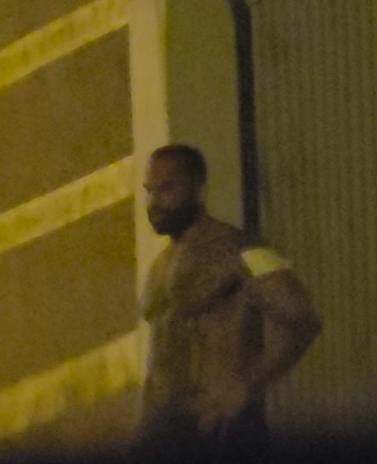 homem de barba sem camisa 