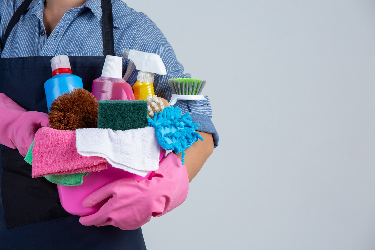 Saiba o jeito certo de limpar a tela da TV para evitar estragos e manchas