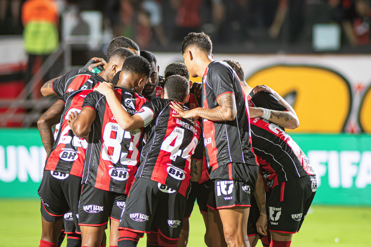Imagem vinculada ao feed original: Vitória goleia Athletico, reverte desvantagem e avança na Copa do Brasil