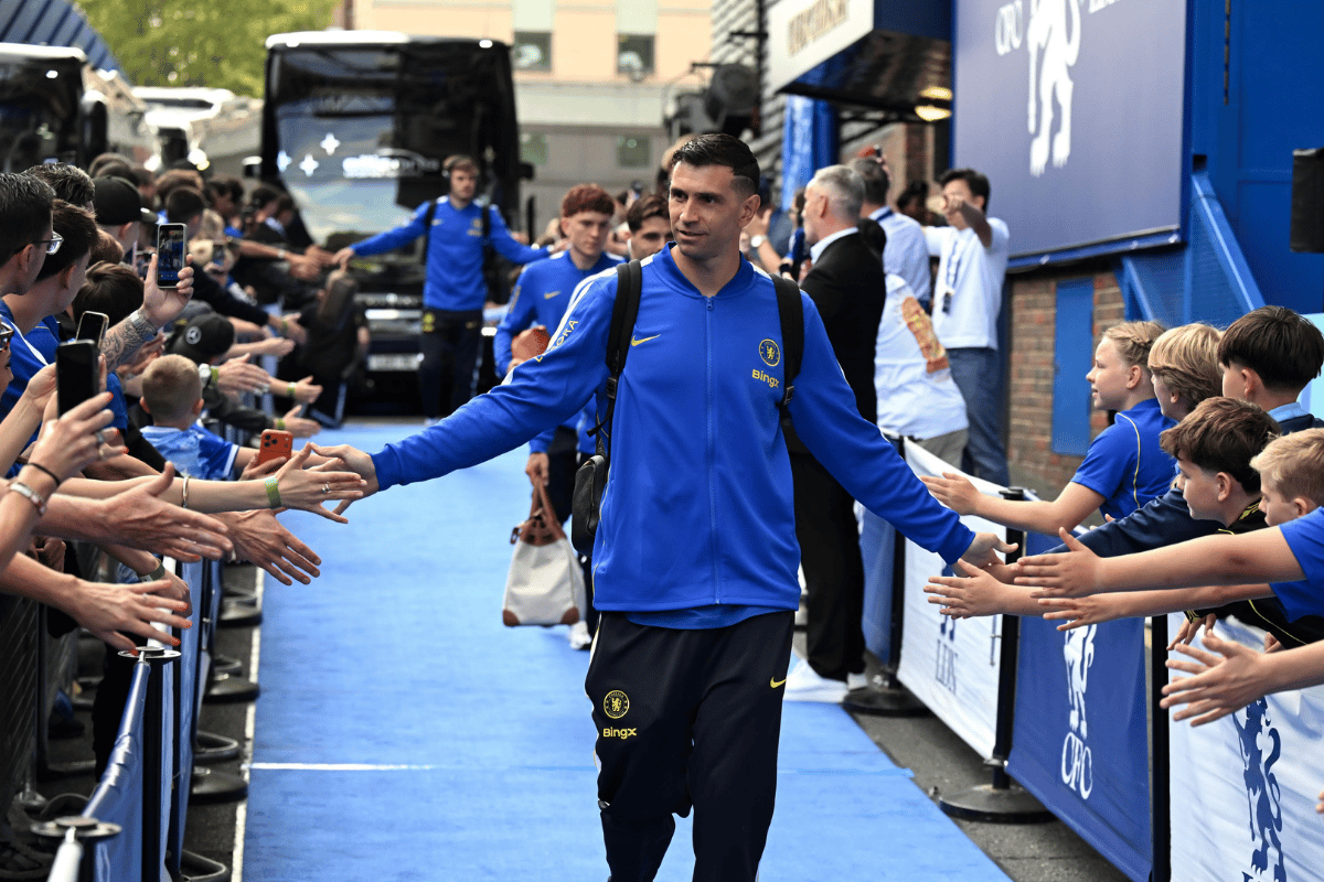 Dibu Martínez é anunciado pelo Chelsea e estreia diante do Brighton