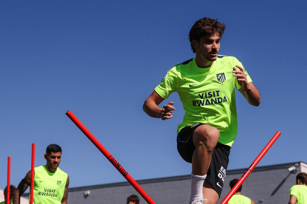 Julián Álvarez se junta ao elenco do Atlético de Madrid após faltar treinos