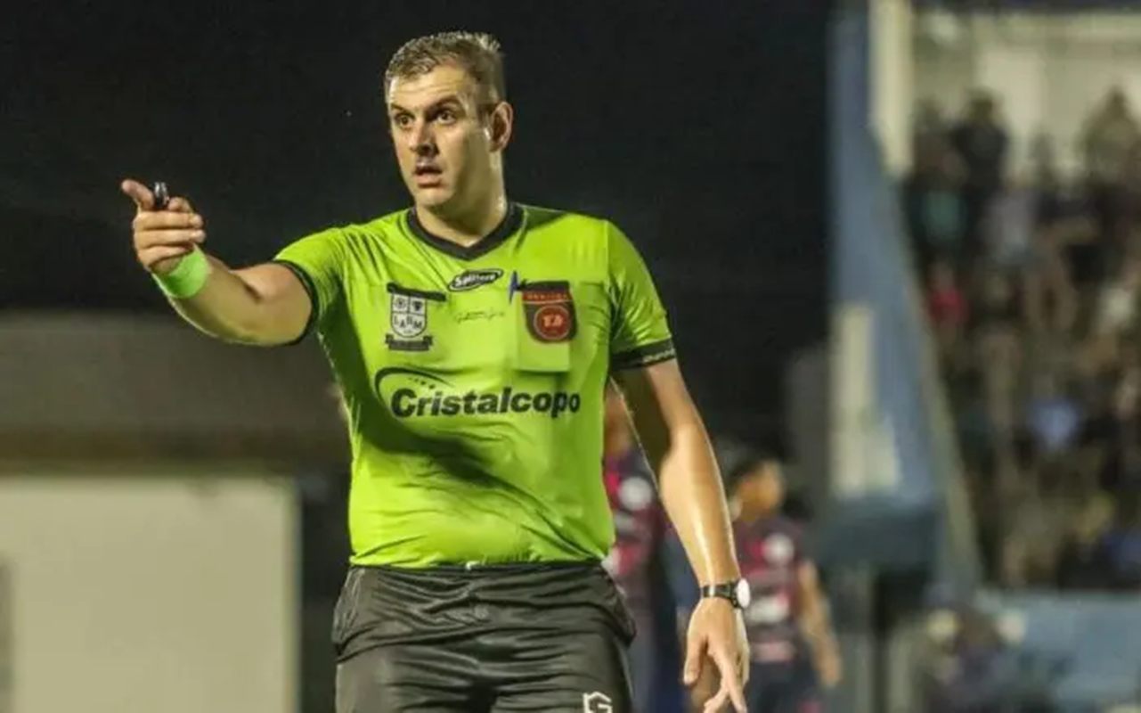 Árbitro de futebol morre carbonizado após carro bater e pegar fogo