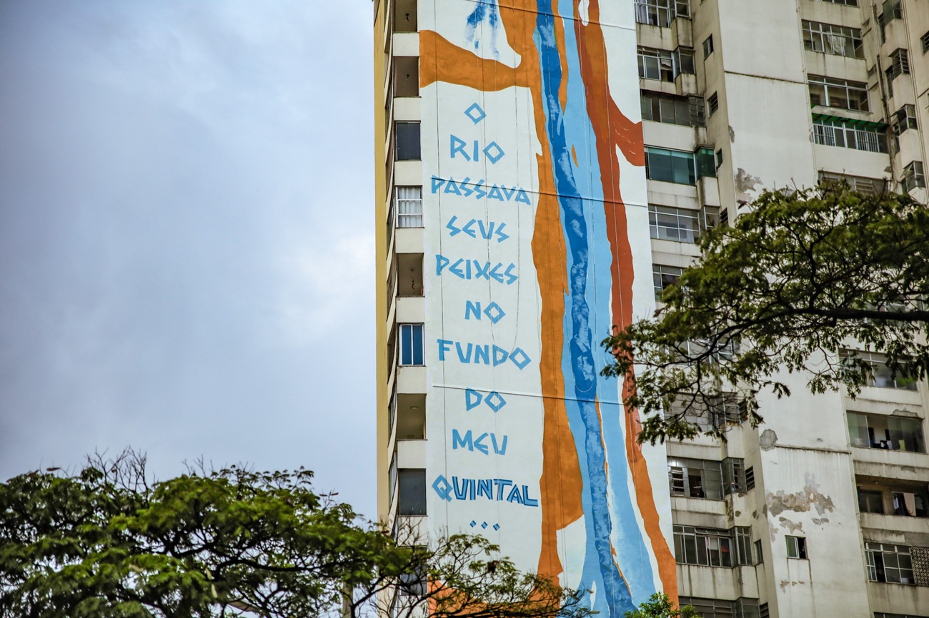 Mural de Krenak leva Rio Doce ferido pela lama às alturas de BH