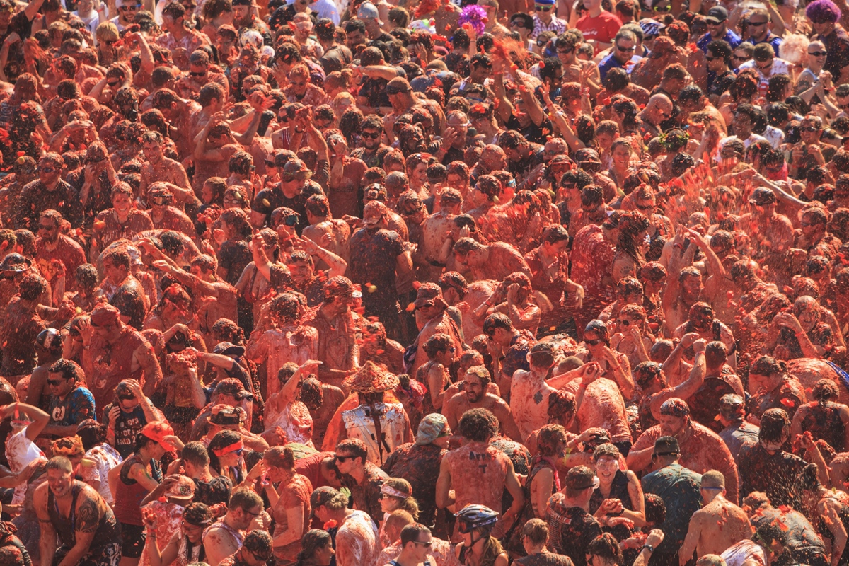 La Tomatina: guerra de tomates espalha 165 toneladas do fruto pelas ruas