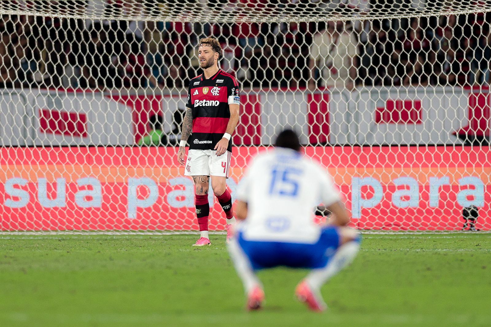 Léo Pereira detona gramado do Maracanã e afirma que é prejudicial