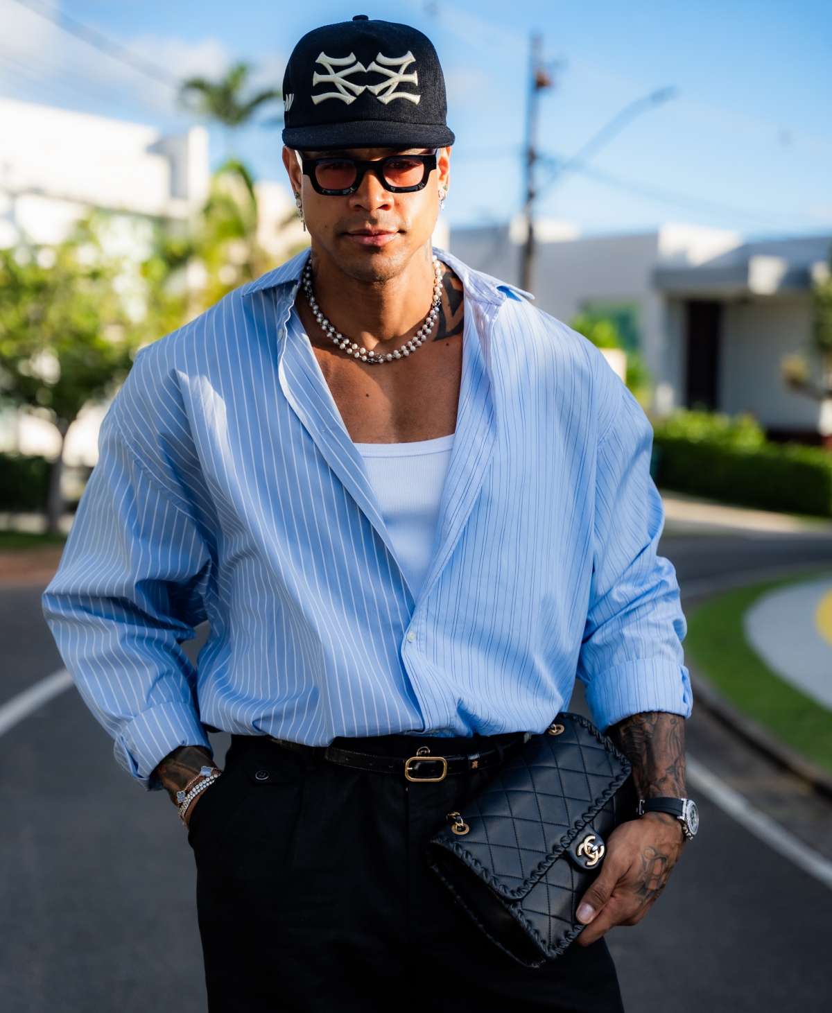 foto com cor. léo santana com bolsa - metrópoles