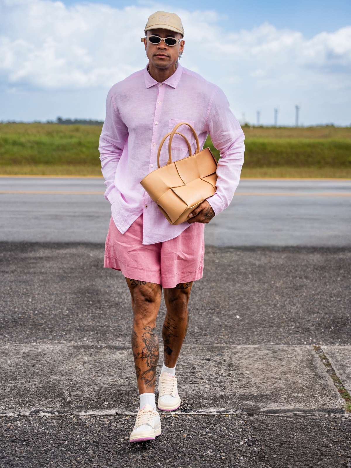 foto com cor. léo santana com bolsa - metrópoles