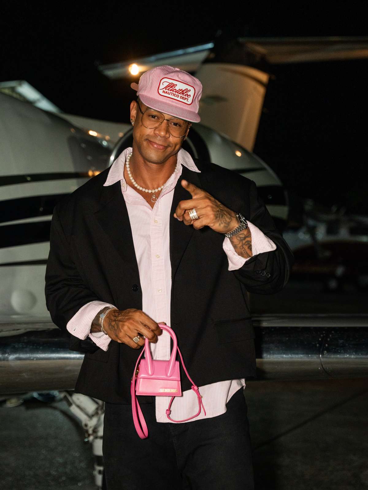 foto com cor. léo santana com bolsa - metrópoles