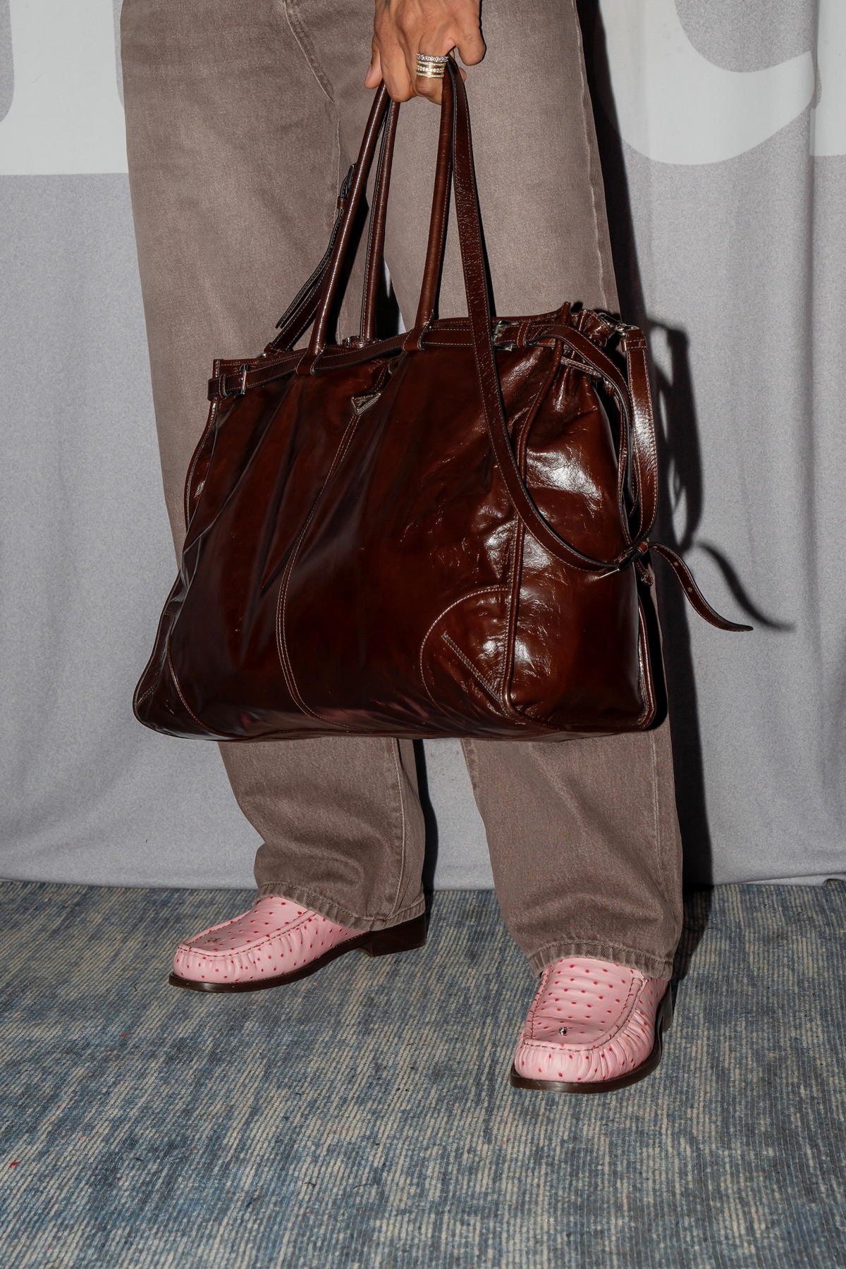 foto com cor. Modelo de maxibolsa da Prada em marrom - metrópoles