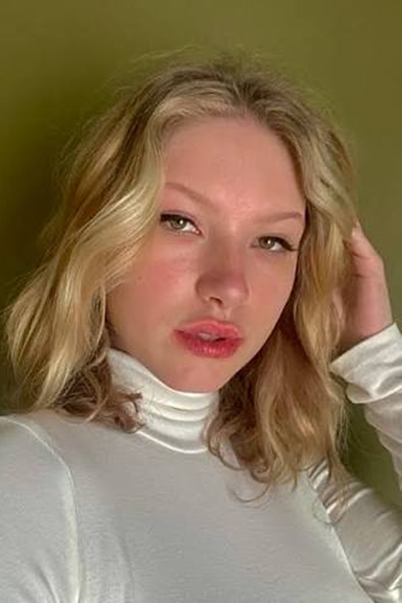 Foto colorida de mulher loira mexendo no cabelo e posando para fotos - Metrópoles