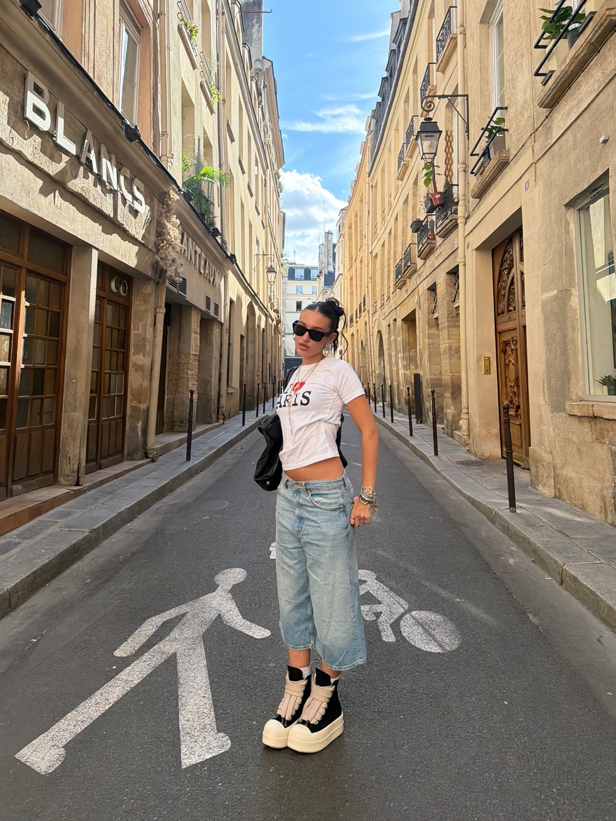 foto com cor. look com bermuda - metrópoles