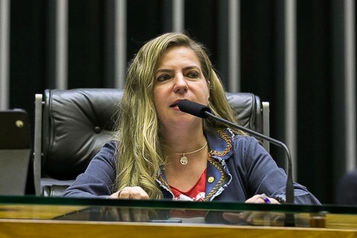 Foto colorida de Luizianne - Metrópoles