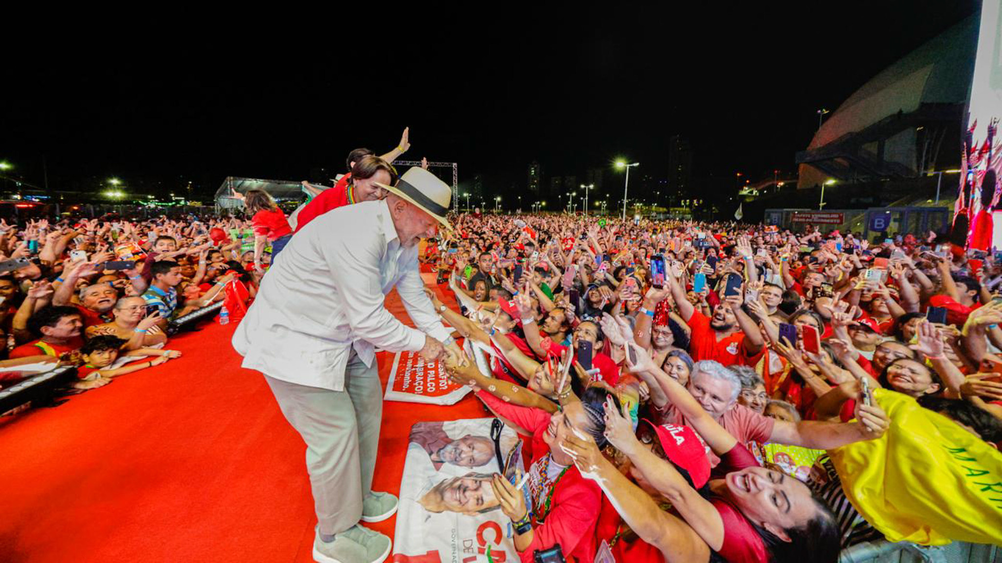 Lula intensifica presença nas ruas com apoio de movimentos sociais
