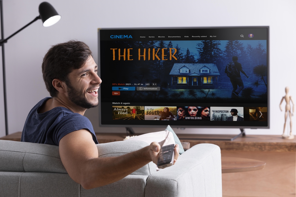 Homem em frente a TV