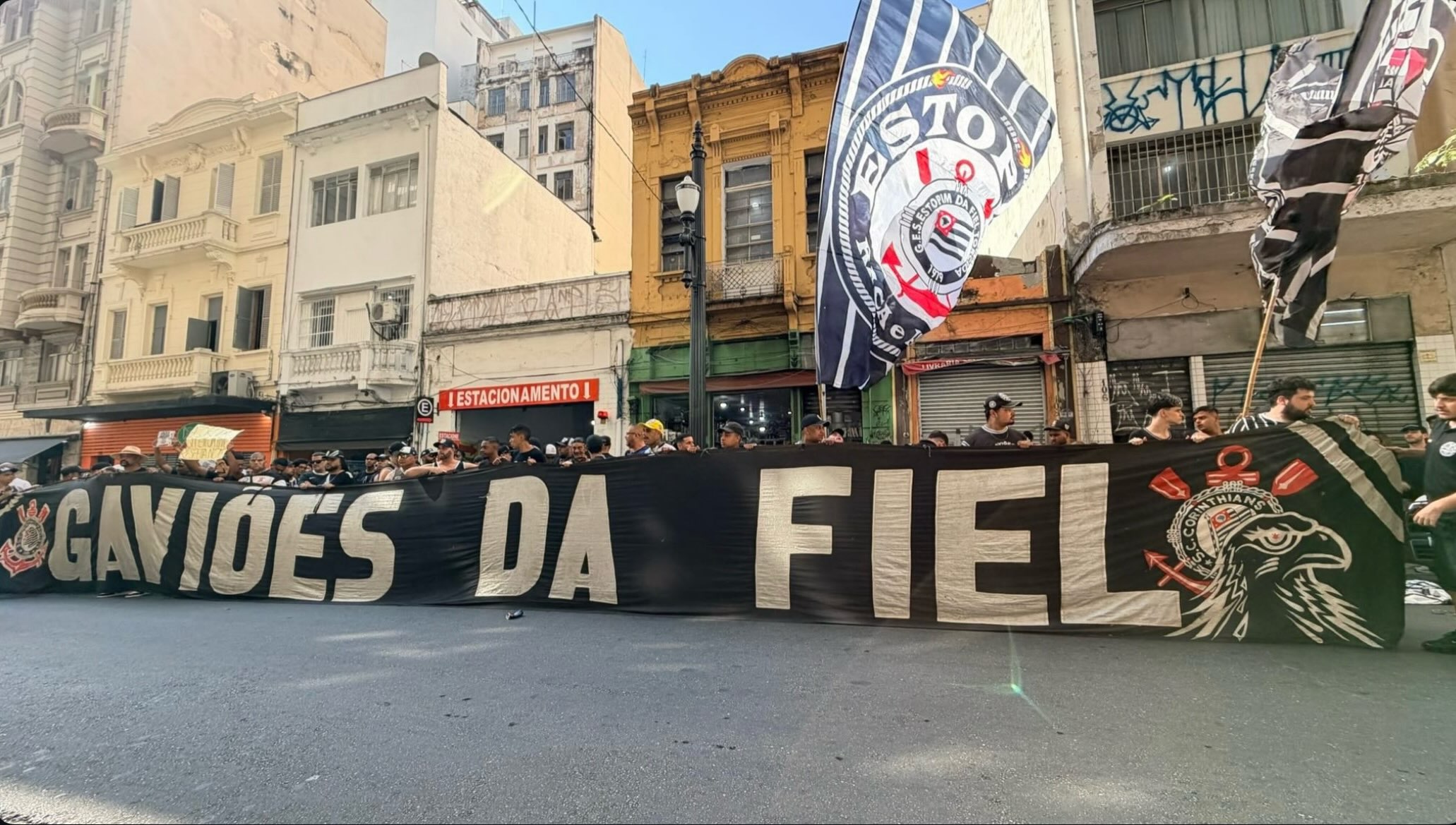 Organizadas do Corinthians protestam no MPSP por intervenção no clube - QTU Questões do Universo