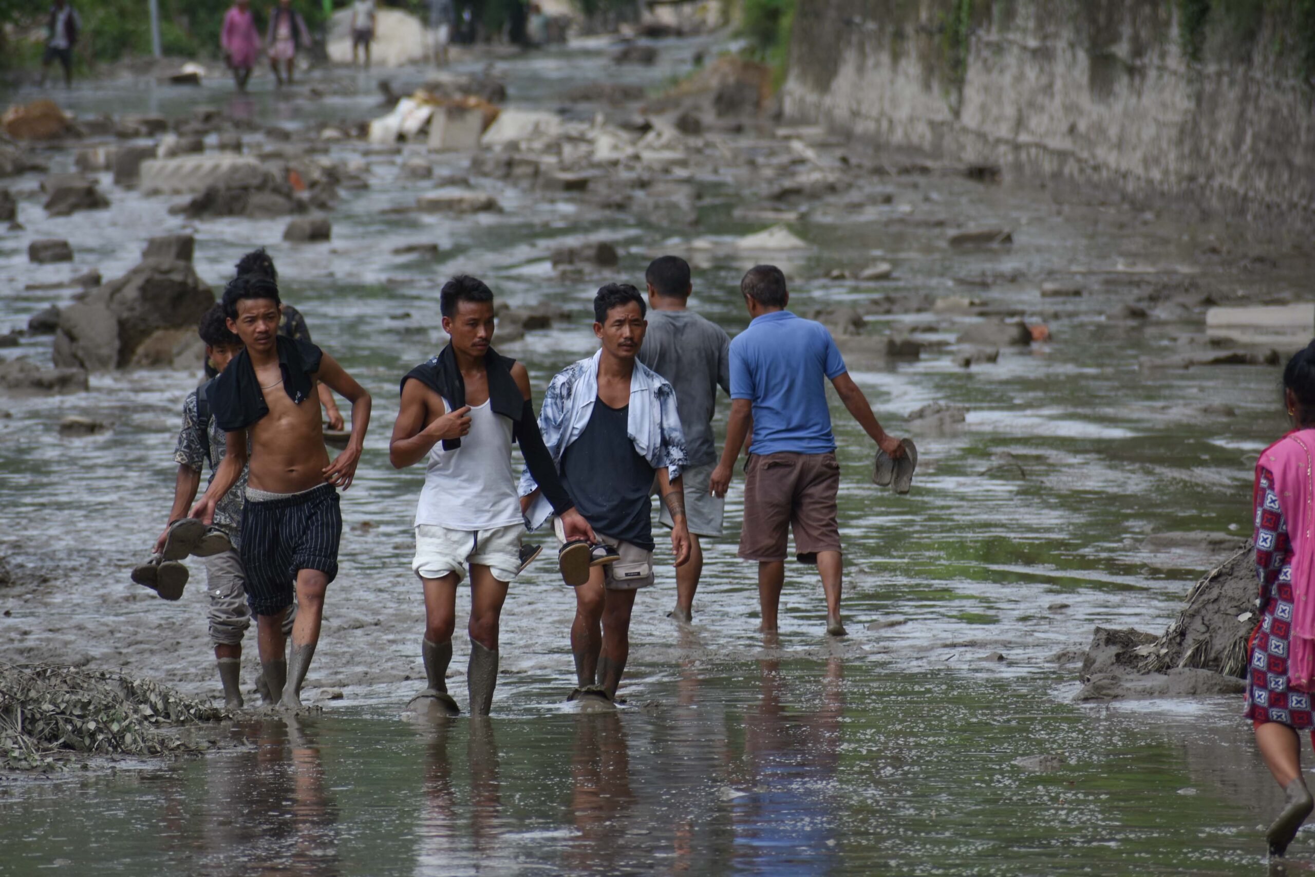 Nepal e Tibete procuram quase 1,5 mil desaparecidos após deslizamento
