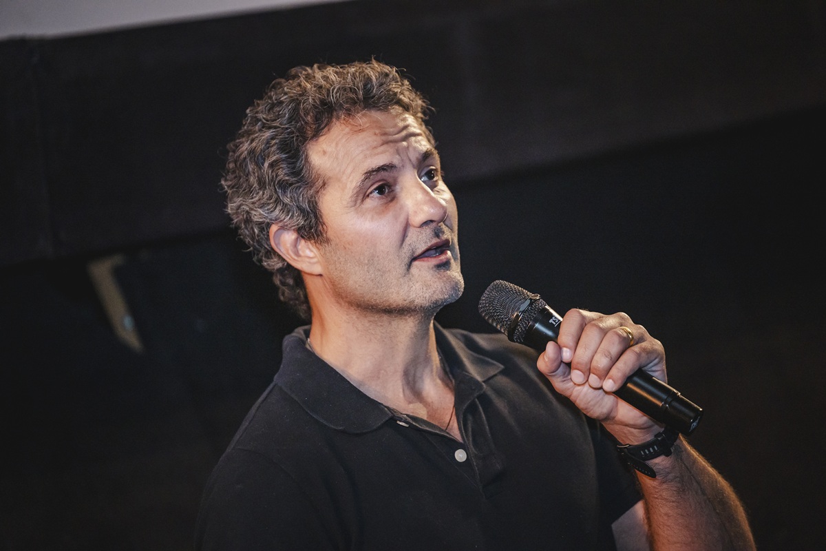 Imagem colorida de Marcelo Galvão, diretor de cinema, usando blusa preta - Metrópoles