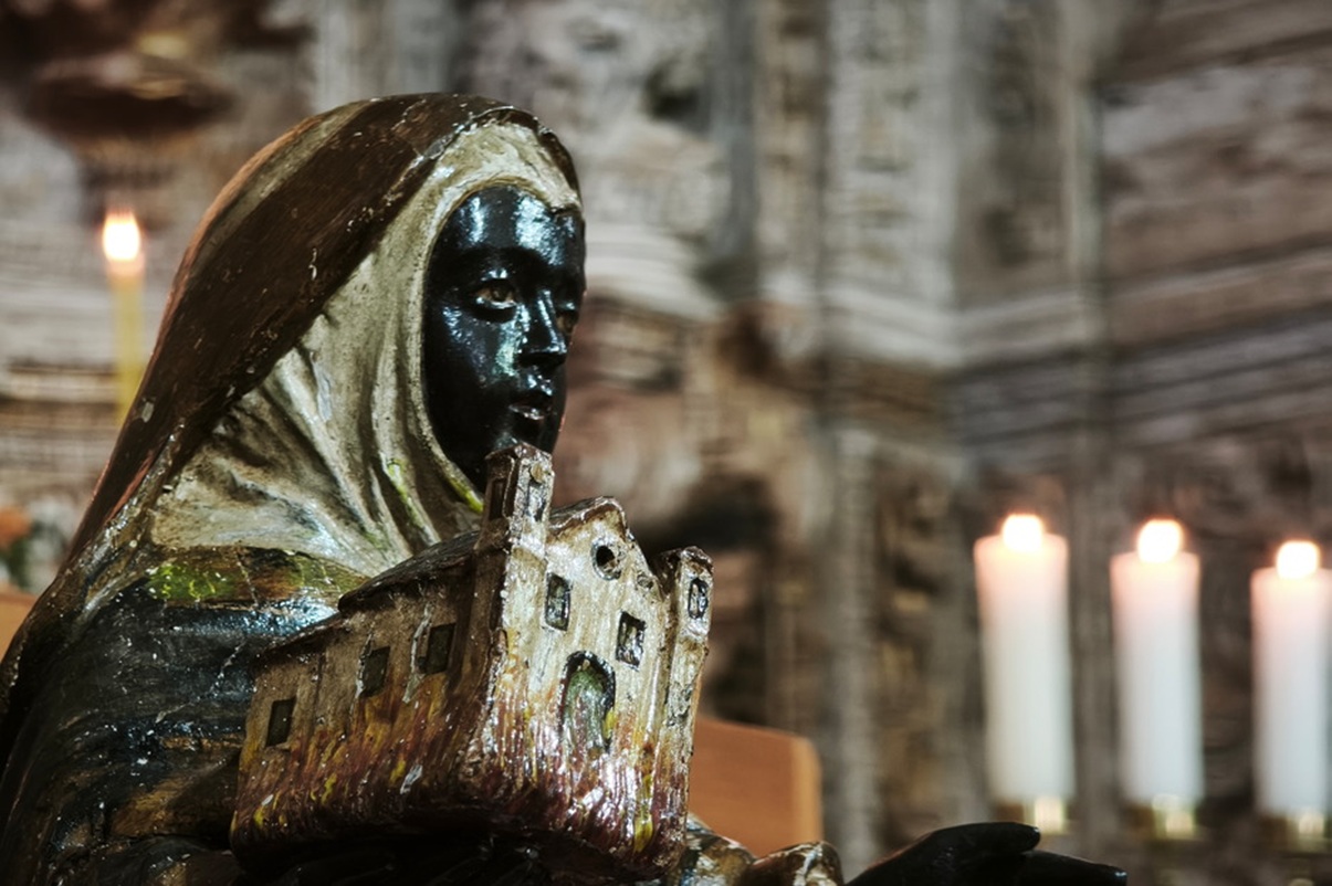Imagem de Santa Efigênia do séc. XVIII retorna ao distrito de Mariana