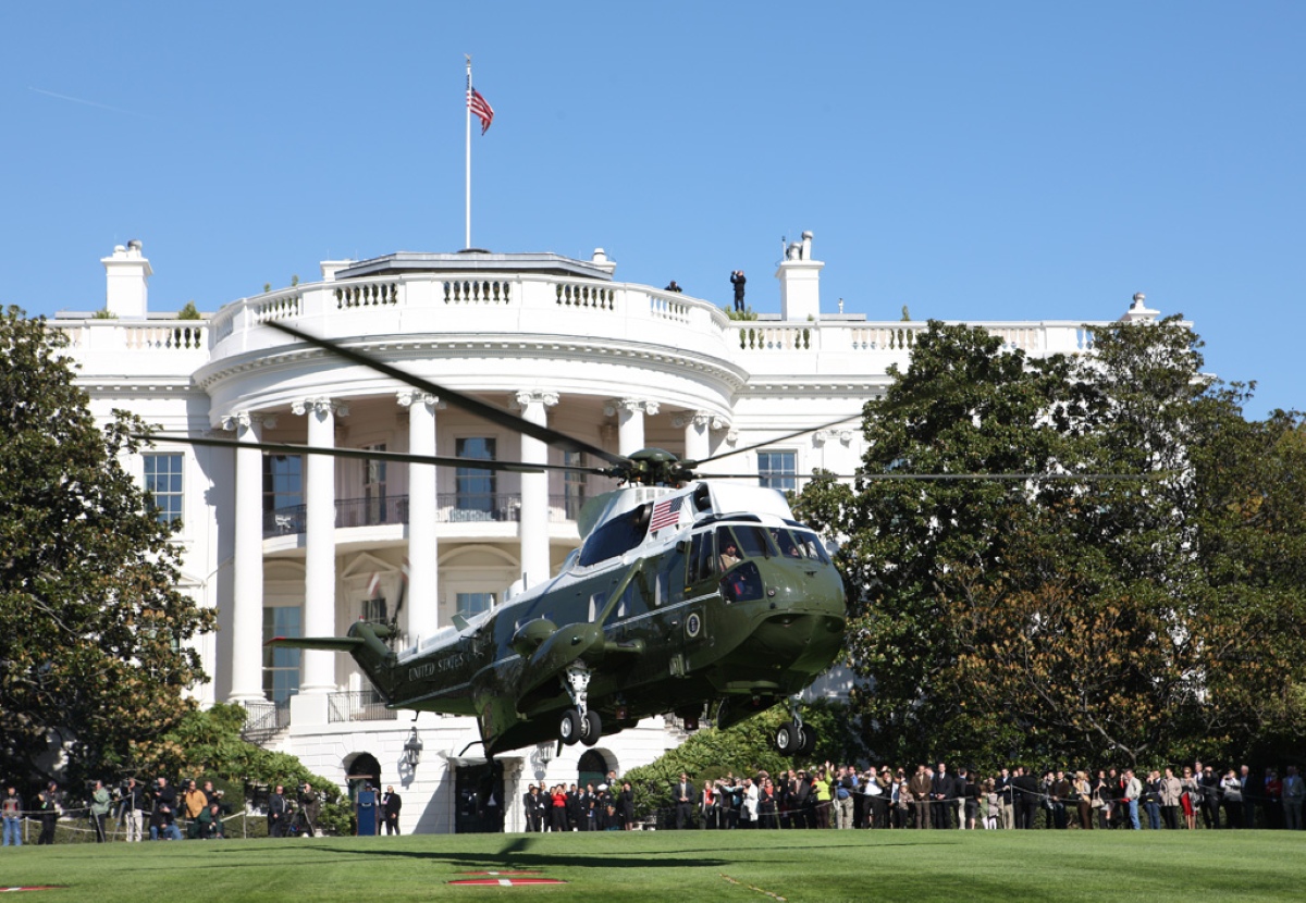 Imagem vinculada ao feed original: Helicóptero de Trump viola separação mínima e passa perto de avião comercial