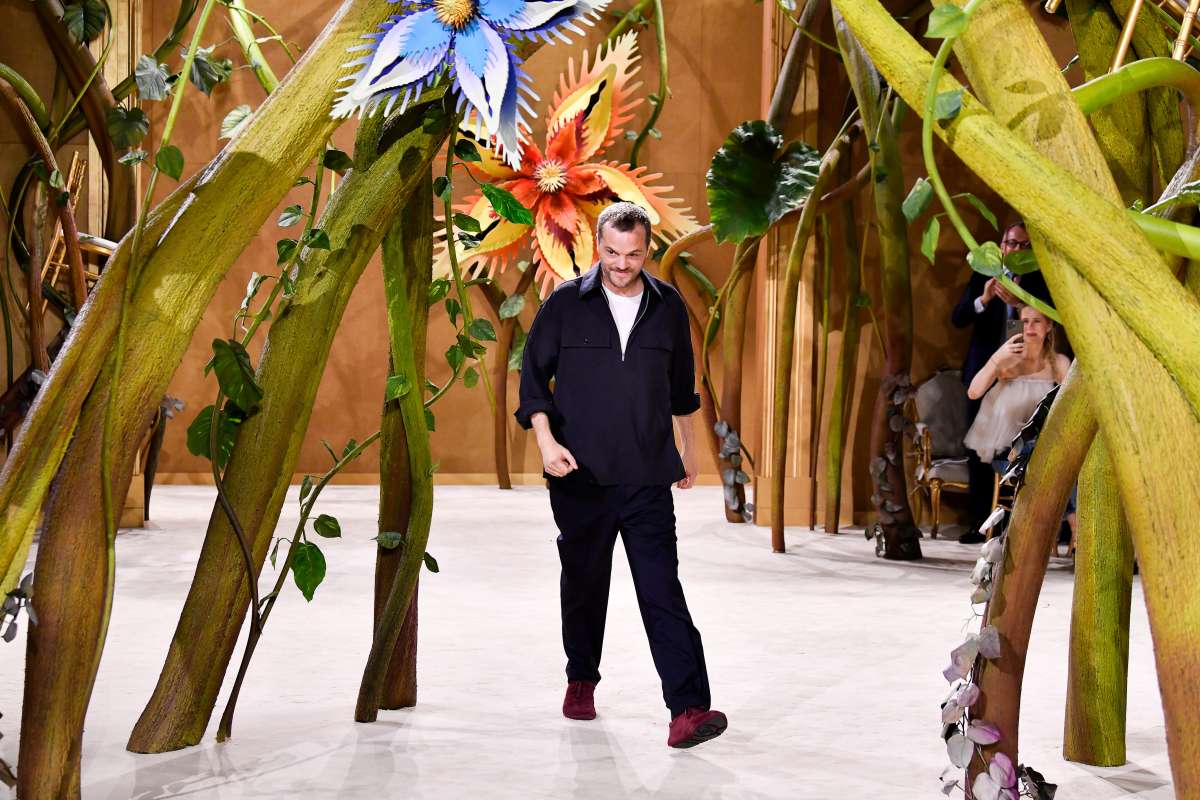 foto com cor. Matthieu Blazy em desfile de outono/inverno 2026-2027 da grife chanel - metrópoles