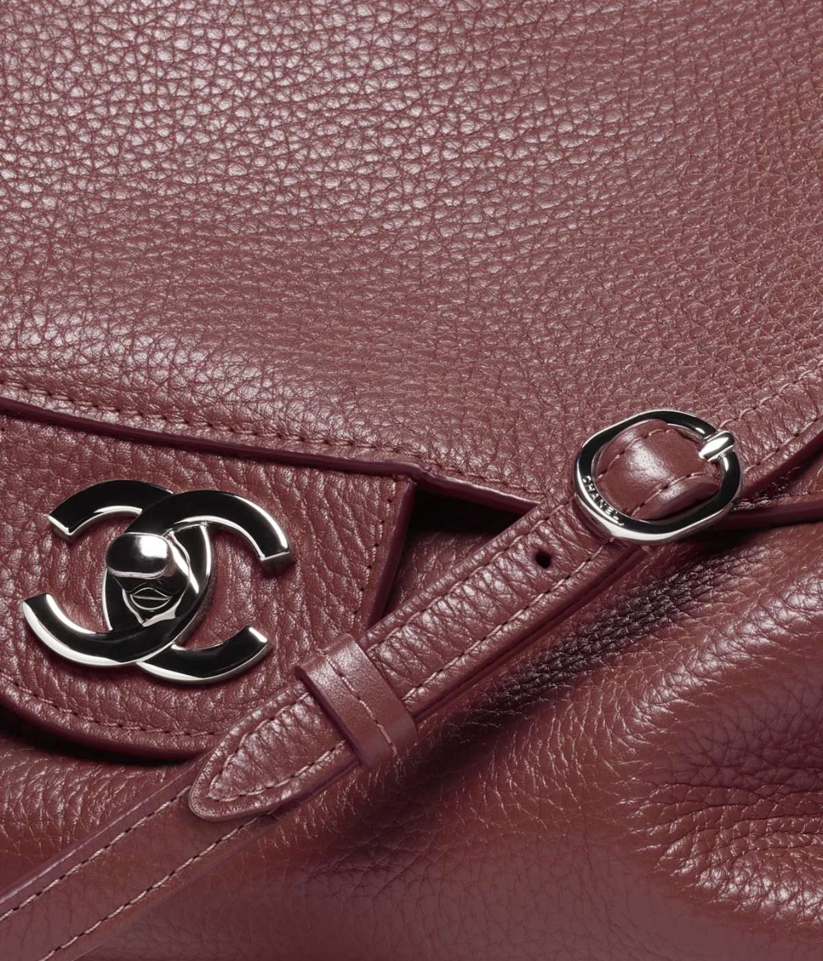 foto com cor. modelo de bolsa maxi flap da chanel - metrópoles