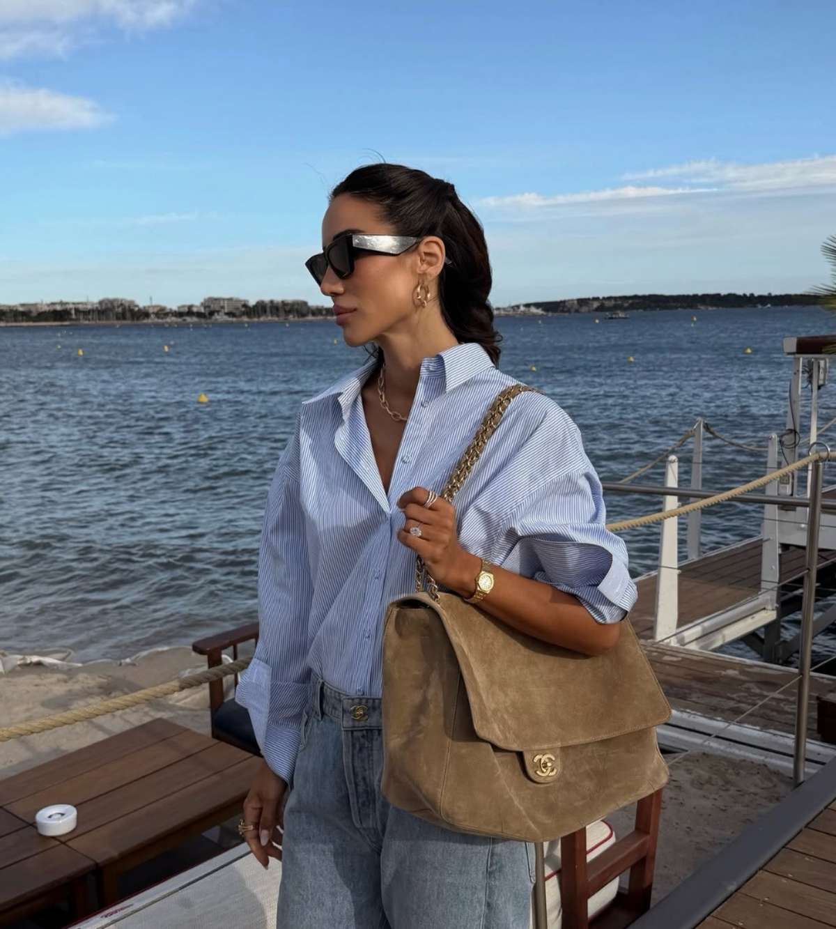 foto com cor. influenciadora com maxi flap bag da chanel - metrópoles