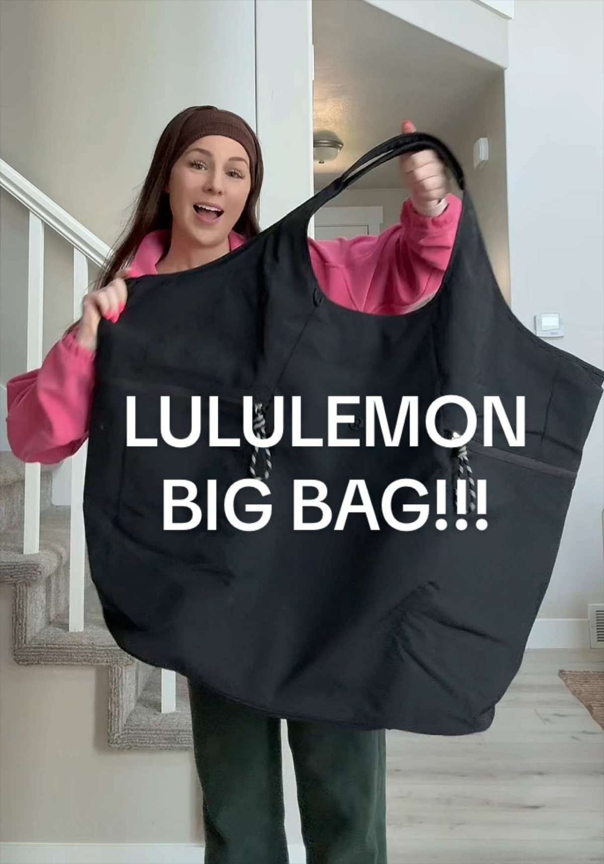 foto com cor. megabolsa da lululemon viraliza na web - metrópoles
