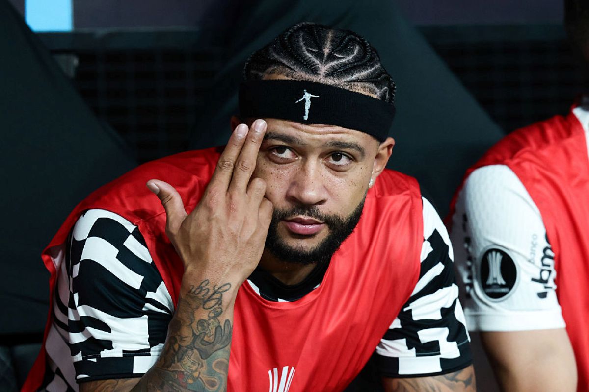 "Não luto contra meus demônios", diz Memphis Depay nas redes sociais - QTU Questões do Universo