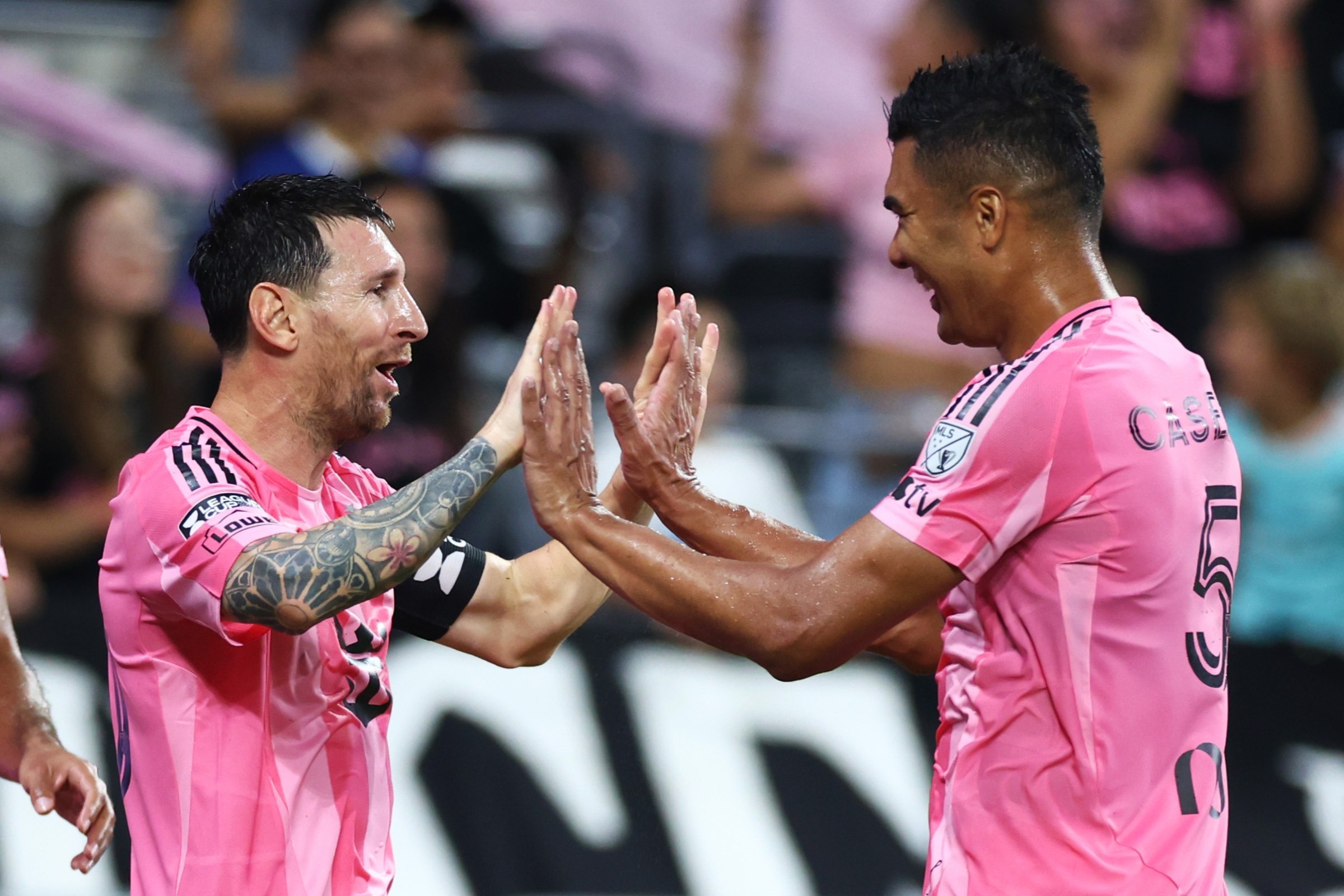 Casemiro exalta dedicação de Messi em momento difícil