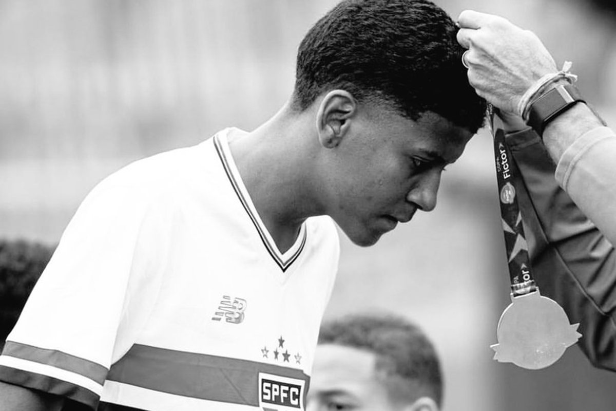Imagem vinculada ao feed original: Ex-jogador da base do São Paulo morre aos 15 anos após ataque a tiros