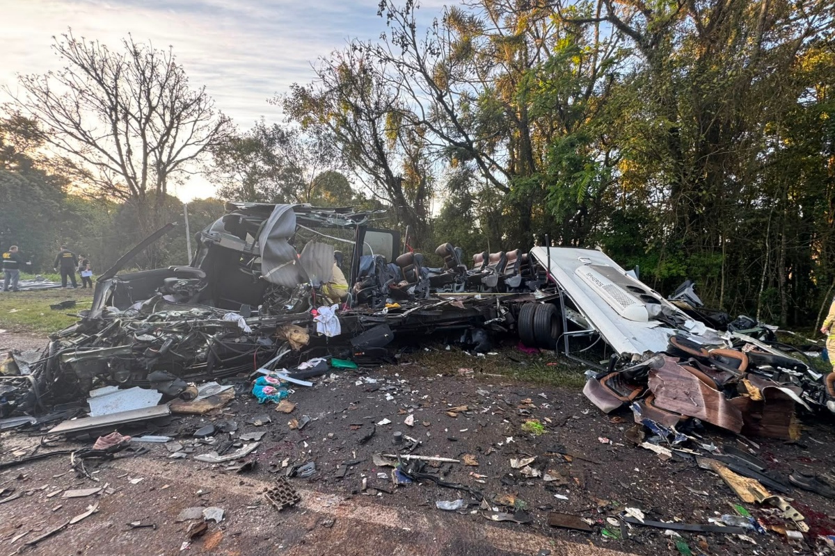 Acidente com 23 mortos: PRF aponta falha em tacógrafo de caminhão