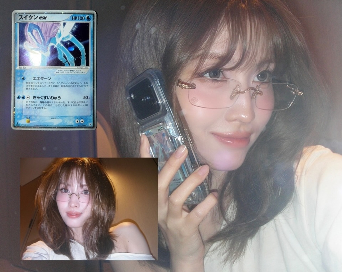 foto com cor. momo do twice usa cartinha de pokémon no rosto - metrópoles