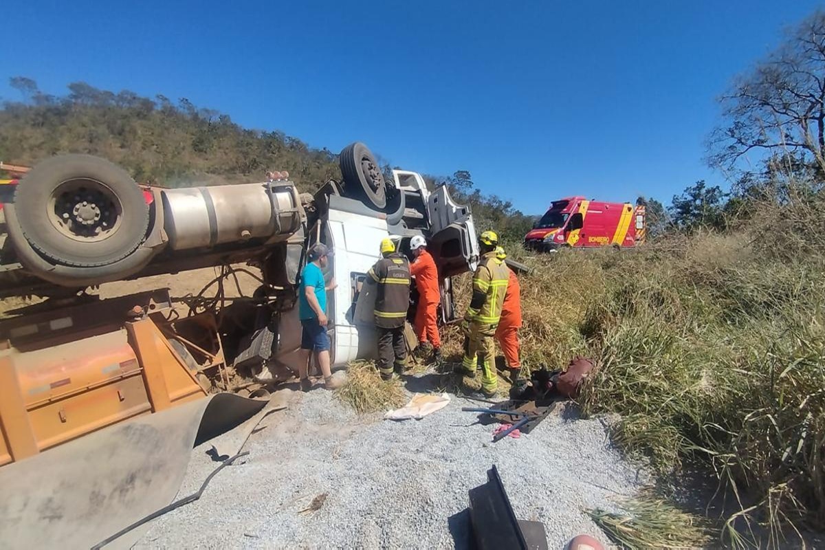Tragédia na GO-213: Motorista perde a vida em capotamento de caminhão bitrem