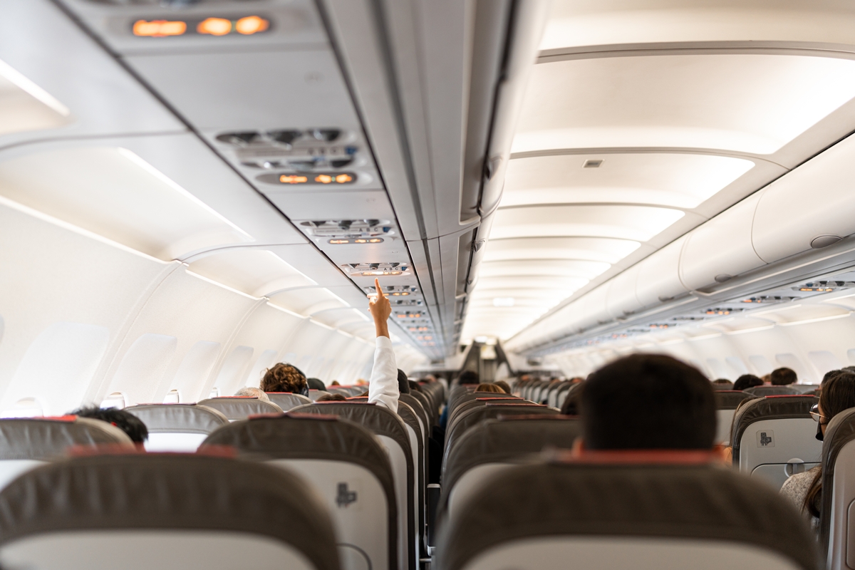 Imagem vinculada ao feed original: Mulher diz ter sido expulsa de avião por "orar alto demais"