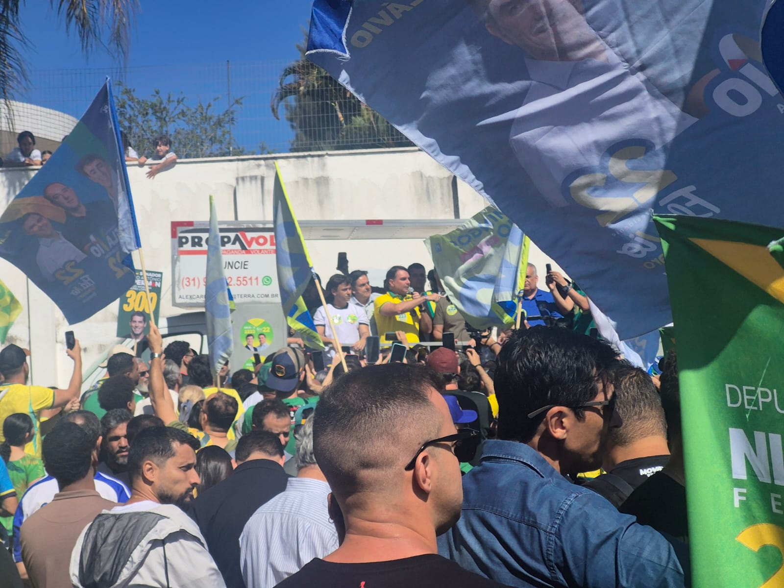 Flávio Bolsonaro e Nikolas Ferreira durante agenda em Belo Horizonte, nesta terça-feira (18/8)