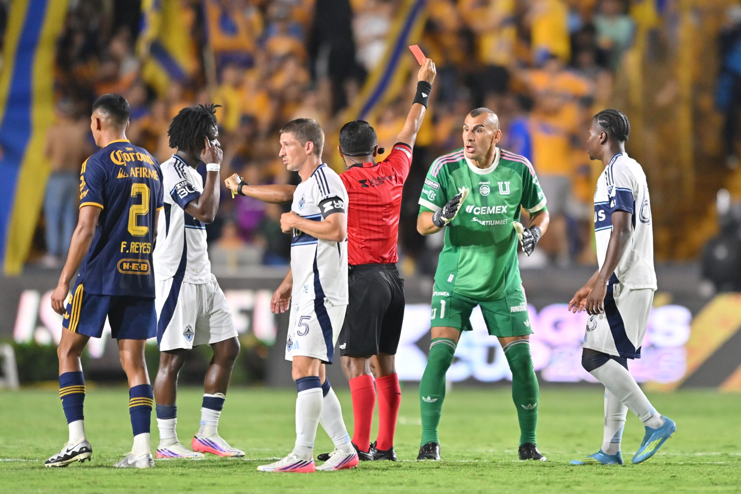 Incidente polêmico: goleiro do Tigres agrediu árbitro e foi expulso