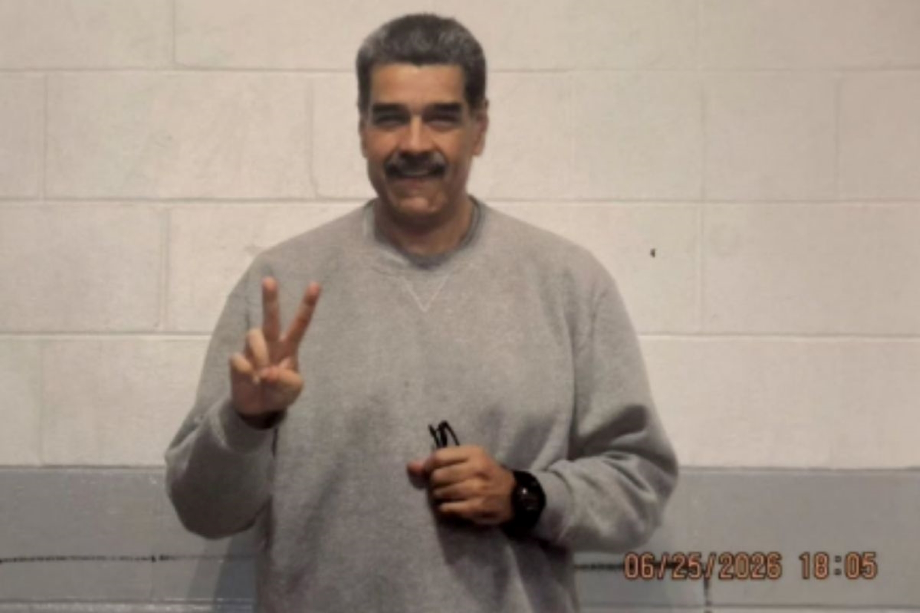 Perfil oficial divulga fotos de Maduro com uniforme em prisão nos EUA