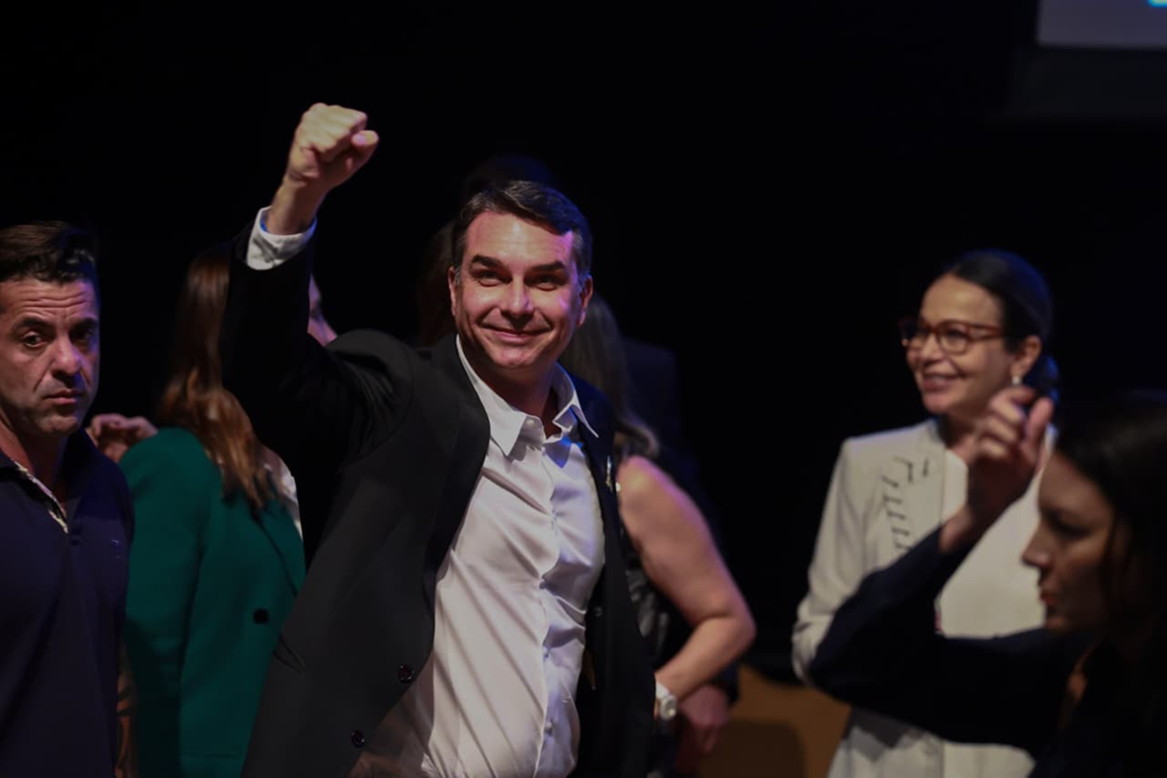 Flávio Bolsonaro Usa Investigações para Atacar Governo Lula