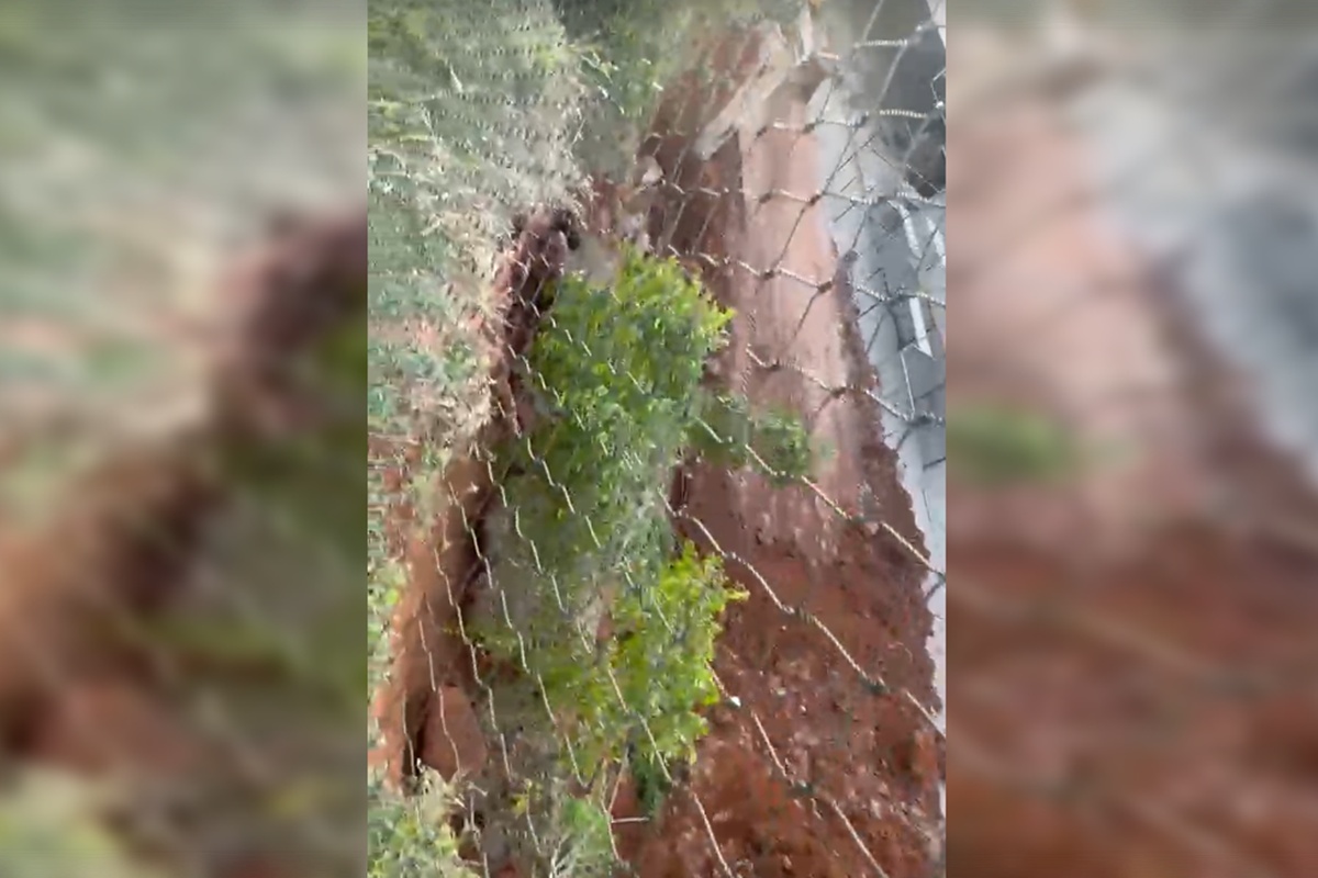 Obra "faraônica" de mansão invade área pública e destrói quintal de vizinho