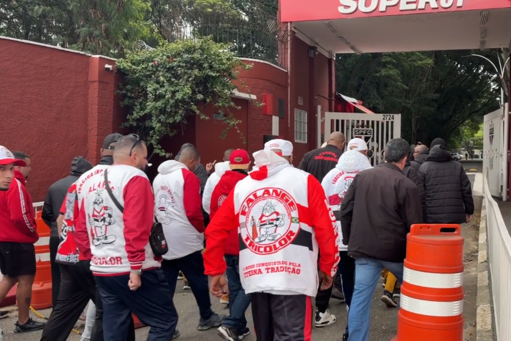 Torcidas organizadas se reúnem com elenco do São Paulo: "Salário atrasado" - QTU Questões do Universo