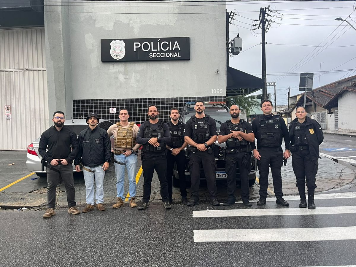 policiais civis perfilados