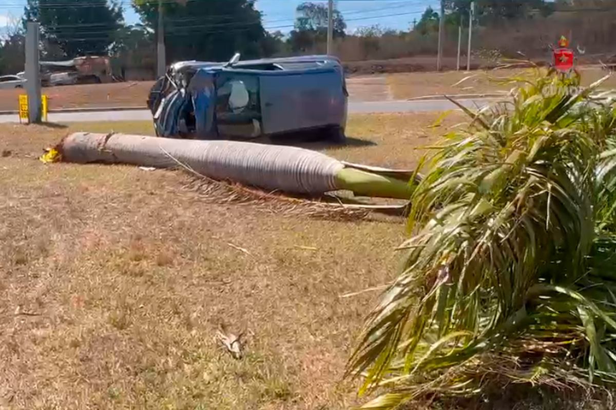 Motorista fica ferido após bater em árvore e capotar no Lago Norte